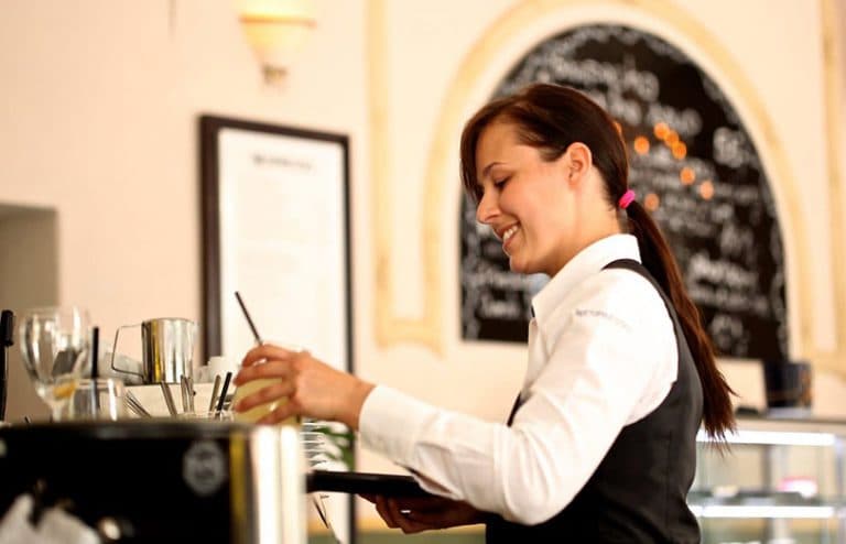 Ilustracija članka: Vlada RH otvara prostor za rad strancima, zašto Hrvati ne žele raditi u ugostiteljstvu?