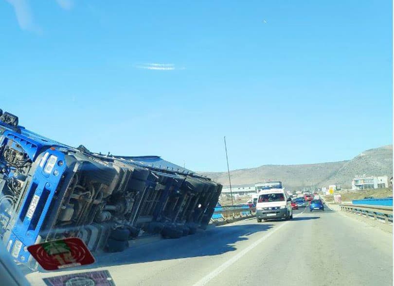 Ilustracija članka: Bura prevrnula kamion u Mostaru