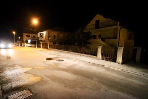 Ilustracija članka: Dječak u Trilju nožem pokušao ubiti majku na ulici. Policija objavila detalje