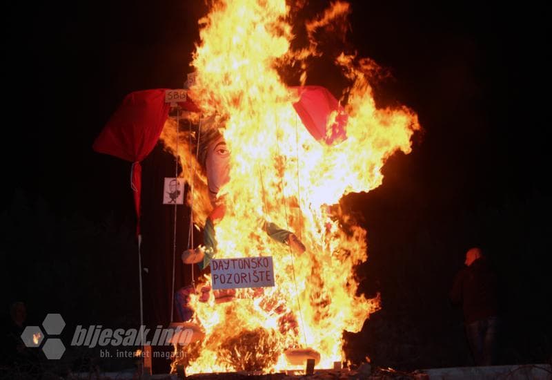 Ilustracija članka: U Čapljini spaljen Željko Komšić