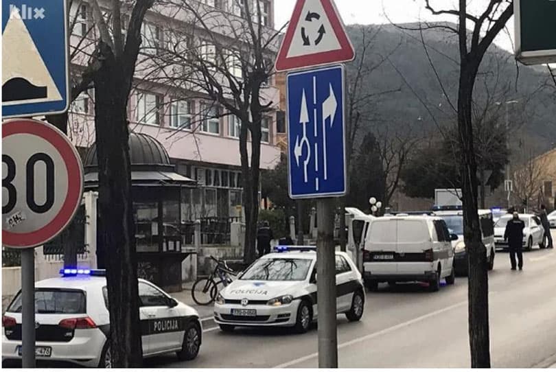 Ilustracija članka: Hit snimka na internetu: Mostarke uživo prenose pljačku i oslobađanje taoca