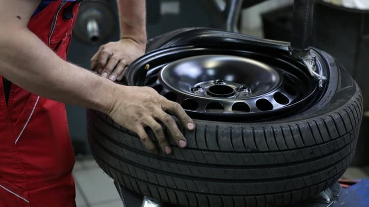 Ilustracija članka: ŽIVOT NA KREDIT: I gume na autu uzimaju se na rate