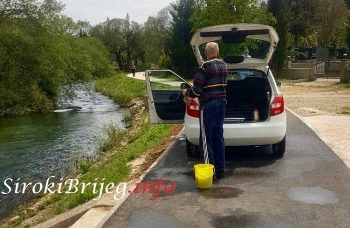 Ilustracija članka: Široki Brijeg: Oprao automobil nasred šetnice u novom parku