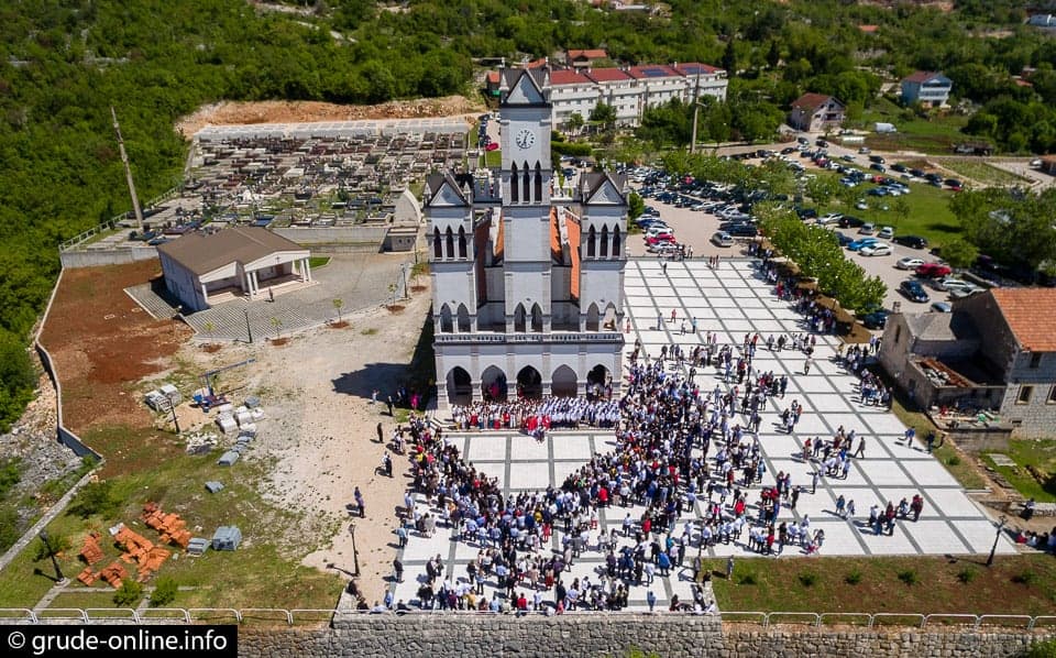 Ilustracija članka: Nema odgode pričesti i krizmi ove godine u Hercegovini