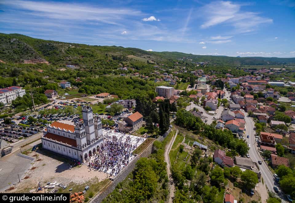 Ilustracija članka: U Hercegovini uskoro počinju pričesti i krizme