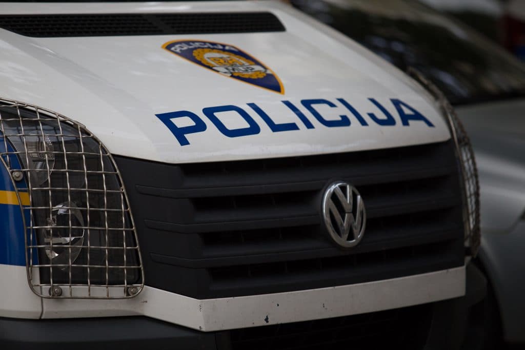 Ilustracija članka: Graničnom policajcu iz Imotskog prisjela naknada štete za prekovremene sate: Da bi dobio 1.100 kuna mora platiti duplo skuplje sudske troškove!?