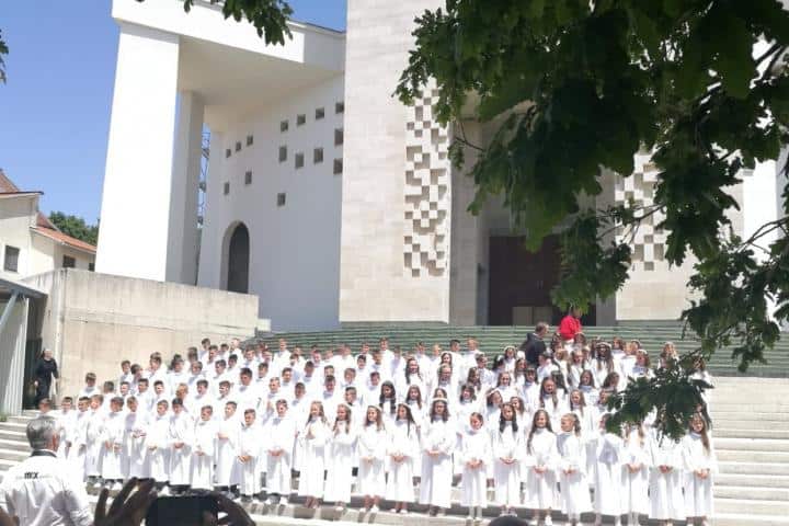 Ilustracija članka: POSUŠJE: Prvu svetu pričest primilo 129 djece