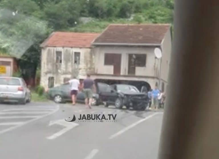 Ilustracija članka: Težak sudar dvaju automobila u Vitini na skretanju za Vrgorac