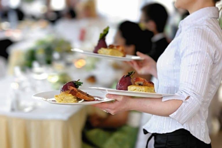 Ilustracija članka: Iako slabo plaćeni, trgovci i ugostitelji u BiH pružaju najbolju uslugu u regiji