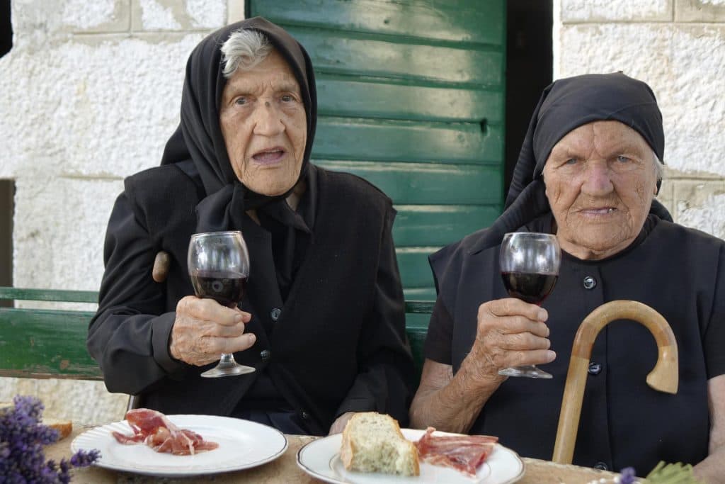 Ilustracija članka: Iako žive u istom selu, dvije stogodišnjakinje iz Imotske krajine srele su se nakon trideset godina: Uspjeli smo ih nagovoriti da se nađu i obnove uspomene, pročitajte kako je protekao ovaj susret