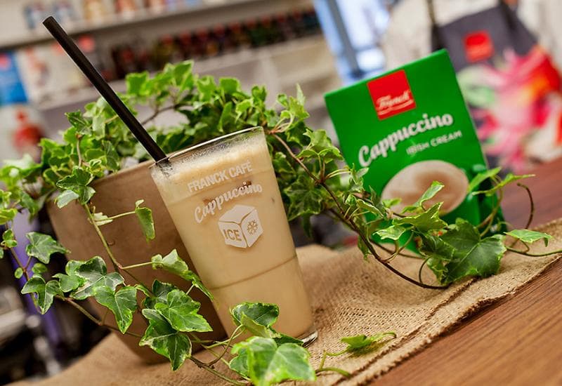Ilustracija članka: Idealno ljetno osvježenje u kafiću i kod kuće – Franck hladni Cappuccino