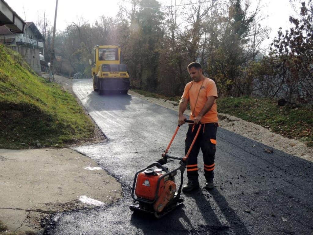 Ilustracija članka: Zadužili smo se više od 2 milijarde KM za ceste koje su i dalje katastrofalne