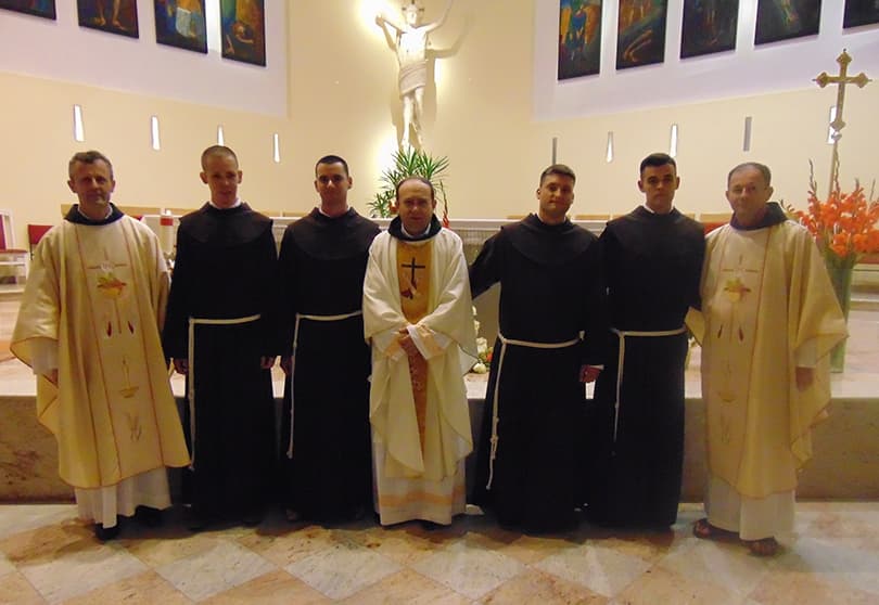 Ilustracija članka: Četvorica novaka na Humcu položila svoje prve redovničke zavjete