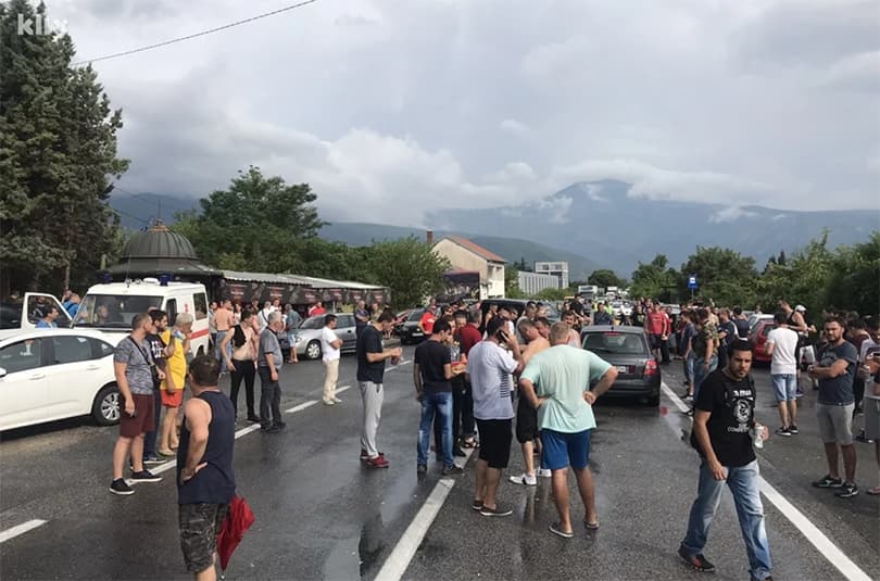 Ilustracija članka: Radnici Aluminija ne odustaju od blokade, puštaju samo vozila s djecom i bolesnima