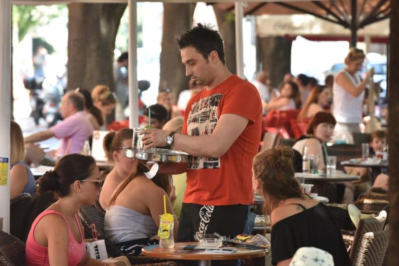 Ilustracija članka: Oko 30.000 radnika iz BiH u turističkoj sezoni rade “na crno” u Hrvatskoj