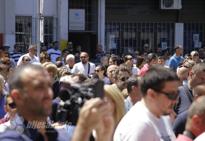 Ilustracija članka: Radnici Aluminija mogu prosvjedovati samo na igralištima 