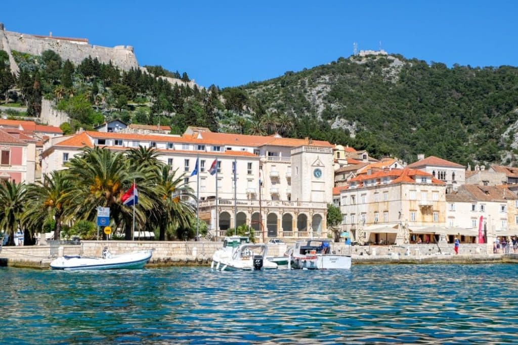 Ilustracija članka: Trovanje hranom na brodu kod Hvara: Turist umro, djeca završila u bolnici