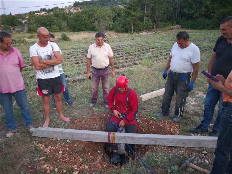 Ilustracija članka: Imoćani u šoku: Dok smo okopavali smilje ispod nas se otvorila zemlja; Stigla je ekipa stručnjaka, otkriće ih je oduševilo…
