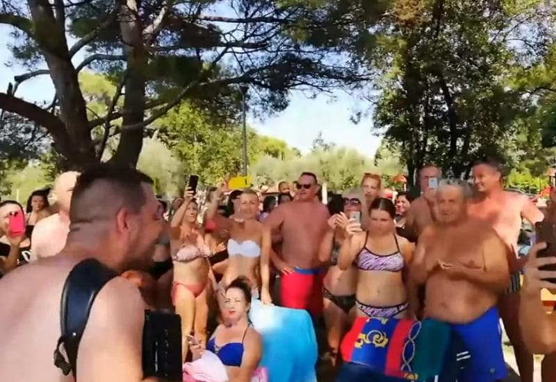 Ilustracija članka: VIDEO | Harmonikaš iz Bosne napravio pravi show na plaži