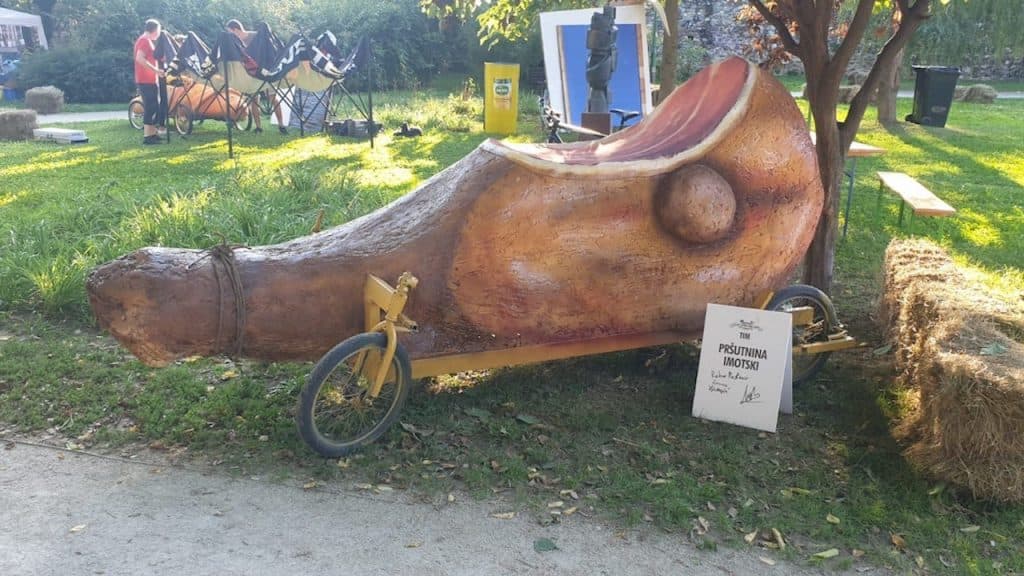 Ilustracija članka: To mogu samo Imoćani: ručno izradili vozilo u obliku pršuta!