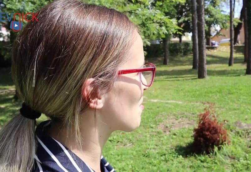 Ilustracija članka: Političari, evo zašto mladi odlaze u inozemstvo!