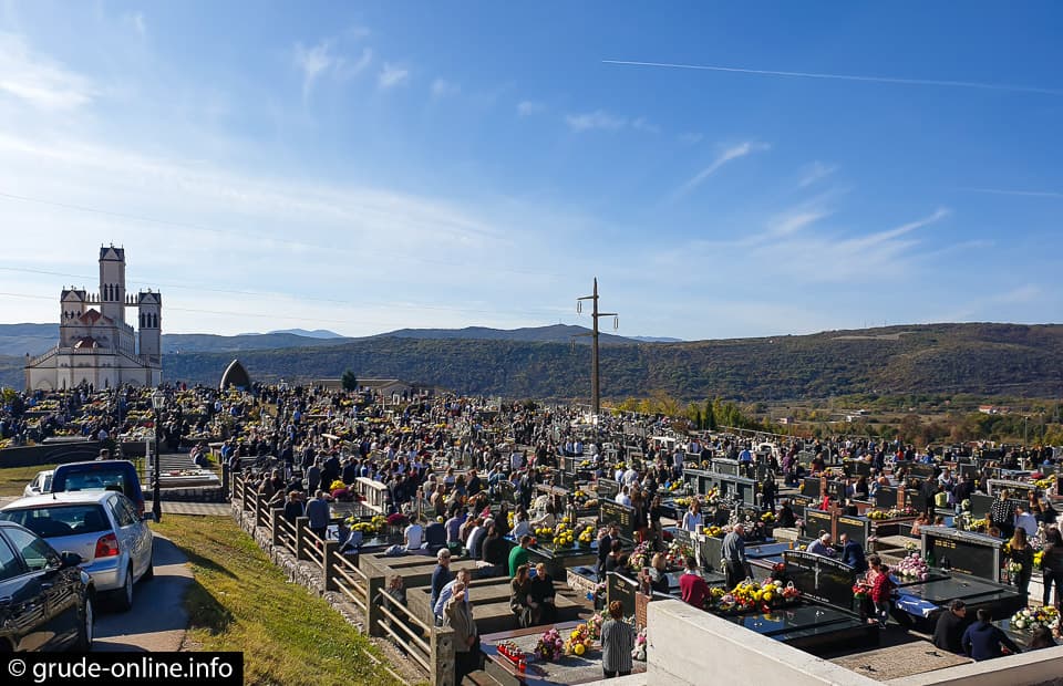 Ilustracija članka: Blagdan je Svih svetih, mnoštvo vjernika na grudskom groblju Gomilice