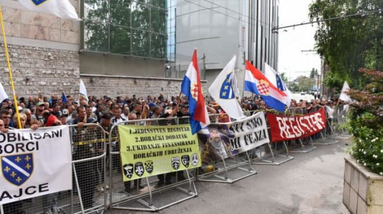 Ilustracija članka: Registar koji je izazvao kaos: Političari glavne zvijezde, zapovjednici uzrok kontroverzi