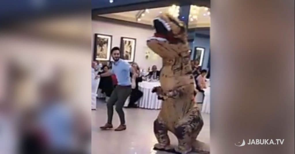 Ilustracija članka: VIDEO: U hercegovačkim svatovima zaplesao dinosaur