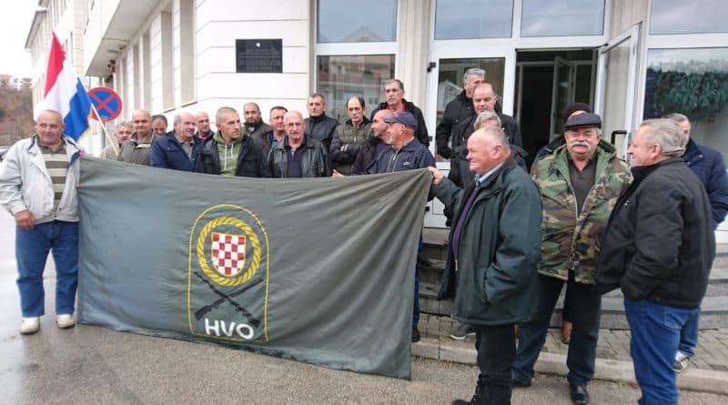 Ilustracija članka: SUD U ŠIROKOM BRIJEGU KAZNIO BRANITELJE: ‘Progone nas kao zvijeri, vlast nam je uručila ‘božićnu čestitku’