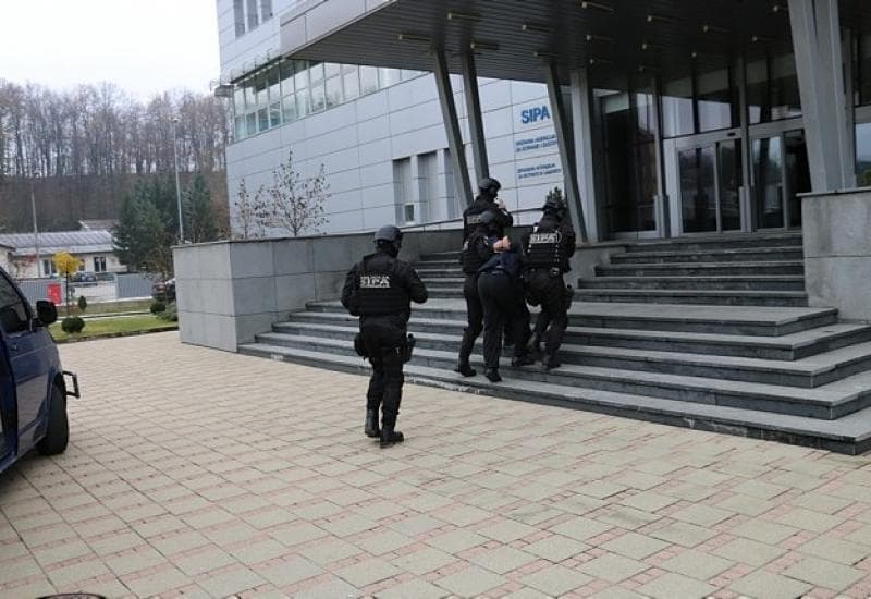 Ilustracija članka: Afera lažne diplome: Uhićen dužnosnik Parlamenta FBiH i policajac 