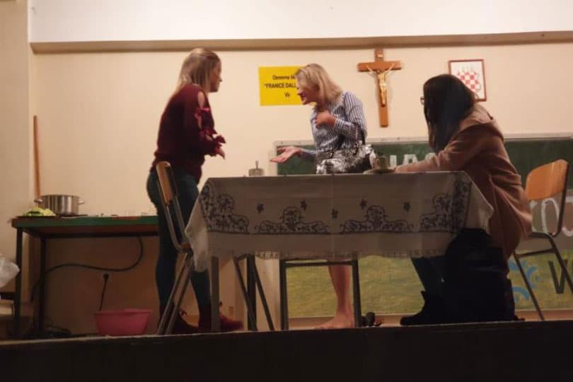 Ilustracija članka: Posušje: Mladi iz Vir udruge mladih oduševili s predstavom “Kod nas u Njemačkoj”