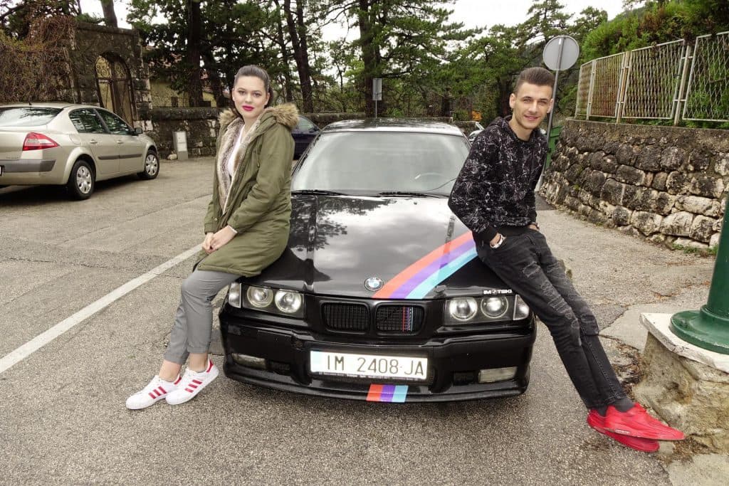 Ilustracija članka: ‘Jel iđe?‘: Za ove Imoćane svi su navijali! Sjećate se Danijele i Josipa i ‘stojadina‘ kojeg su razvalili gasiranjem? Evo što joj je sad priredio