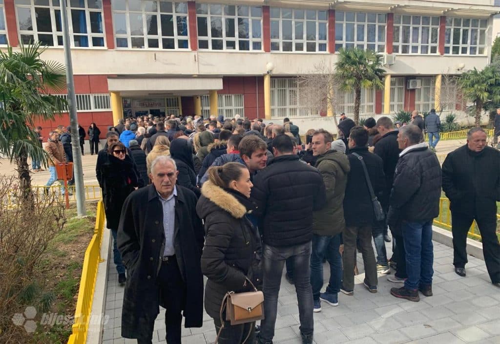 Ilustracija članka: ‘Zakrčenje” u Mostaru: Birači blokrali prilaz biralištima