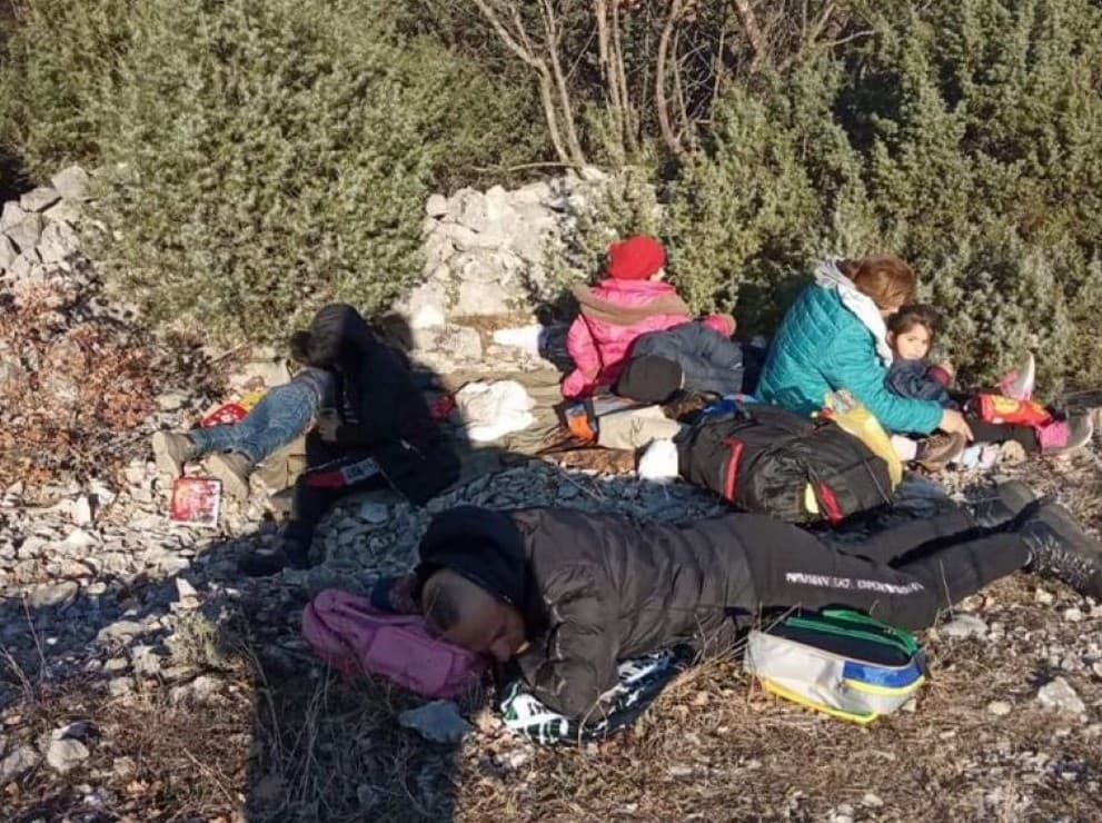 Ilustracija članka: Fotografija iz Ljubuškog tjera na plač: ‘Ljudi, šestero dice na -3 leži na golom kamenu!’ Hercegovci spasili nesretnu sirijsku obitelj