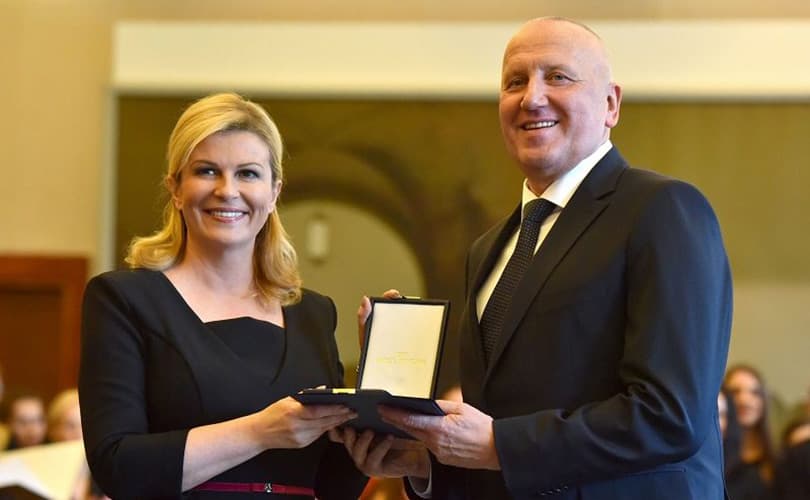 Ilustracija članka: Boro Nogalo: Upozoravaju me da provjerim auto, da ne podmetnu drogu