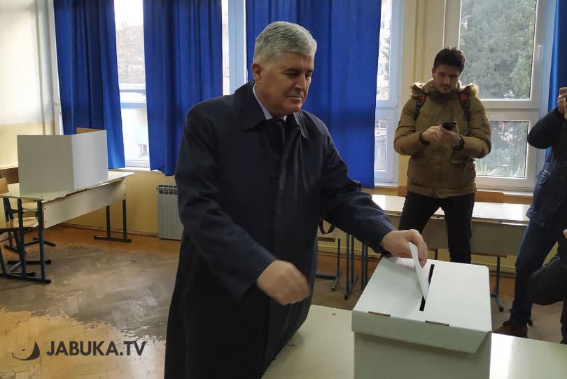 Ilustracija članka: Čović potvrdio da HDZ šalje autobuse po birače pa otkrio za koga je glasao