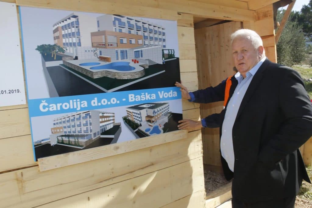 Ilustracija članka: Gruđanin dozvolu čekao 15 godina: Oslobodite put, ne mogu graditi s karijolama!