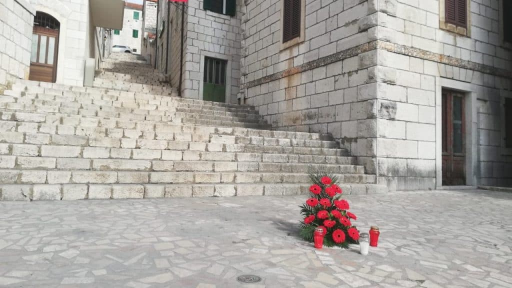 Ilustracija članka: Imoćani se još jednom narugali: Na trgu osvanulo cvijeće i svijeće za spaljeni gay par s djetetom