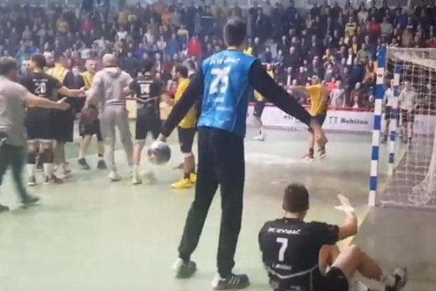 Ilustracija članka: VIDEO Nemile scene u BiH! Potukli se domaćini iz Gračanice i gosti iz Ljubuškog