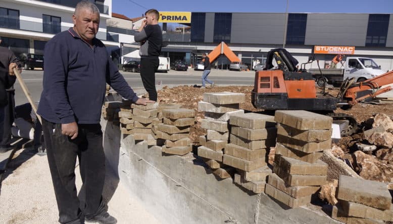 Ilustracija članka: Napreduju radovi za spomenik Mercedesu