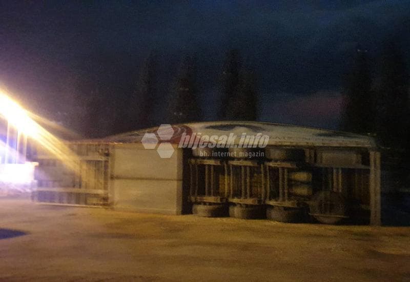 Ilustracija članka: Jak vjetar prevrnuo dvije prikolice u Mostaru