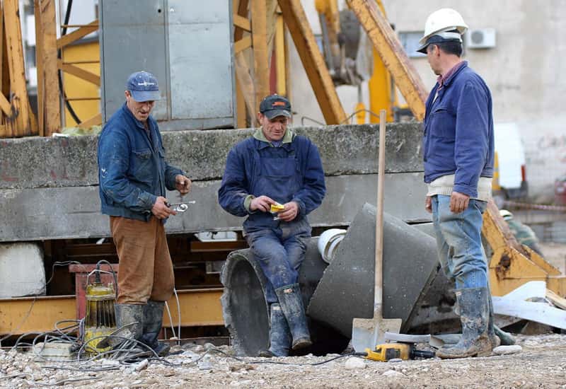 Ilustracija članka: Poslodavci pokušavaju povećavanjem plaća zadržati radnike, ni to ne pomaže