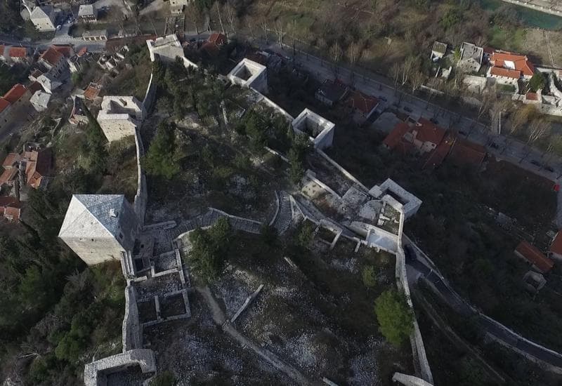 Ilustracija članka: Općini Stolac naređeno: Mora se ukloniti križ na Starom gradu 