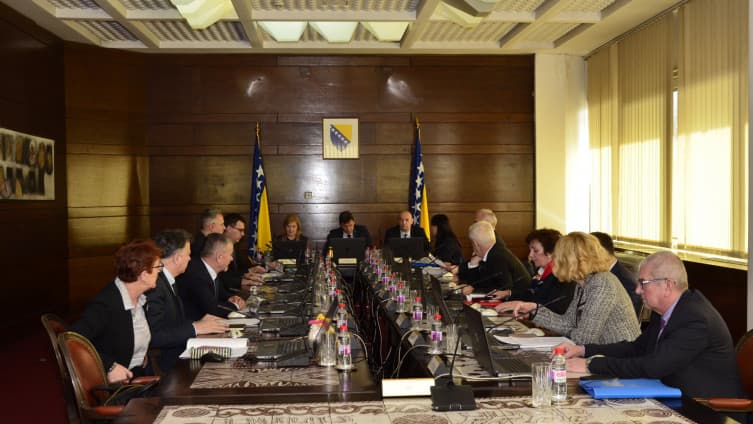 Ilustracija članka: Vlada FBiH traži javno objavljivanje imena osoba u izolaciji