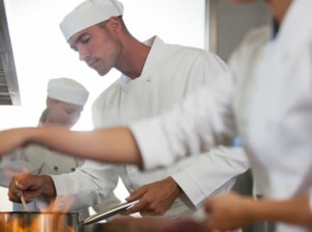 Ilustracija članka: Hrvatska: ‘Kuhari postavljaju nemoguće uvjete, a perač suđa traži 7.000 kn!’