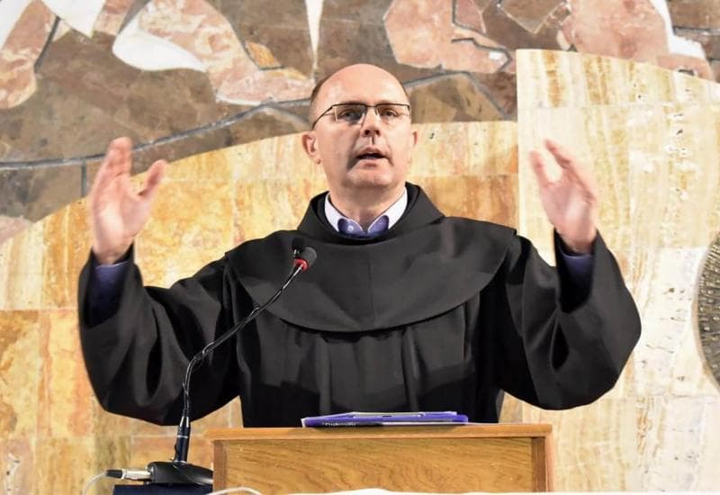 Ilustracija članka: Kočerin: Tisuće mladih na duhovnom seminaru fra Marija Knezovića