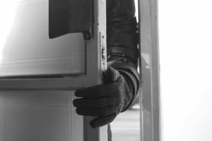 Ilustracija članka: Čapljinca napali i opljačkali u vlastitom stanu