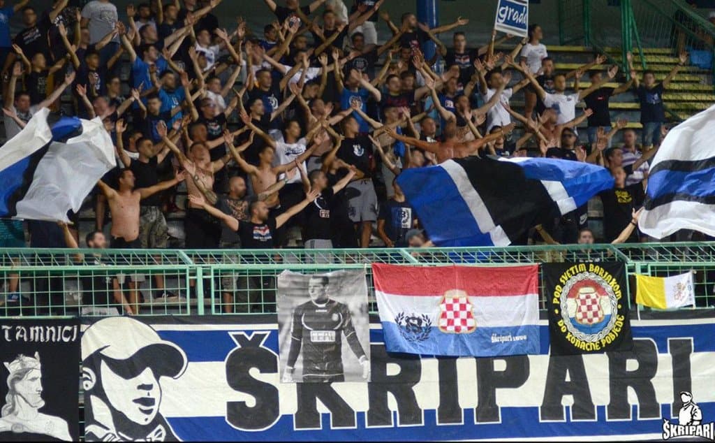 Ilustracija članka: ŠKRIPARI: Zbog skandiranja ‘Mi Hrvati’ izbačeni smo s tribine, policajci su nam psovali ‘ustaško-katoličke majke’