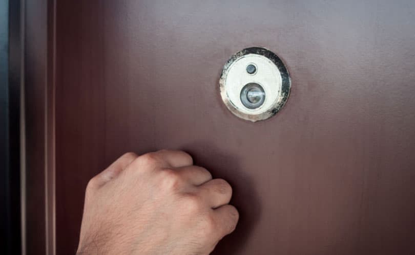 Ilustracija članka: Posušje: Nepoznati ljudi pod krinkom prodaje prebiru stvari po kućama