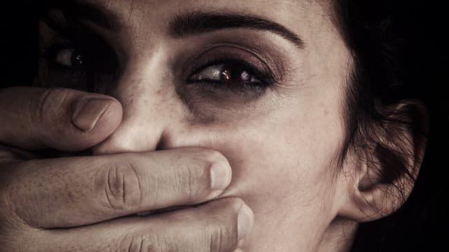Ilustracija članka: LEA MIKULIĆ: Doživjela sam fizičko, psihološko i seksualno nasilje od Irfana Čolakovića, tehničkog direktora Islamskog centra u Mostaru